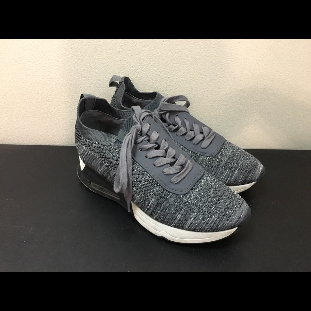 LOVALLE Women’s shoes size 6 1/2